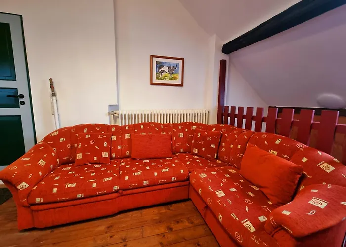 Alte Waldkate - Windschief Und Mitten In Der